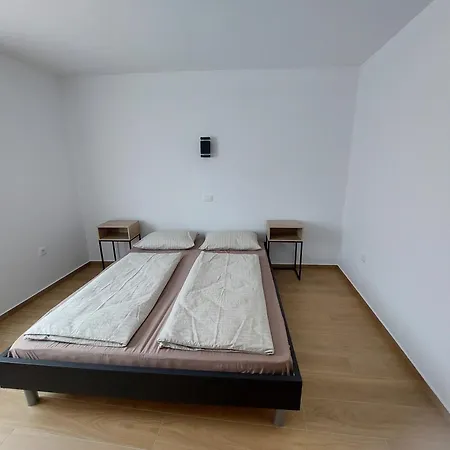 Apartma 47 *