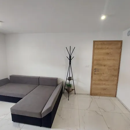 Apartma 47 *